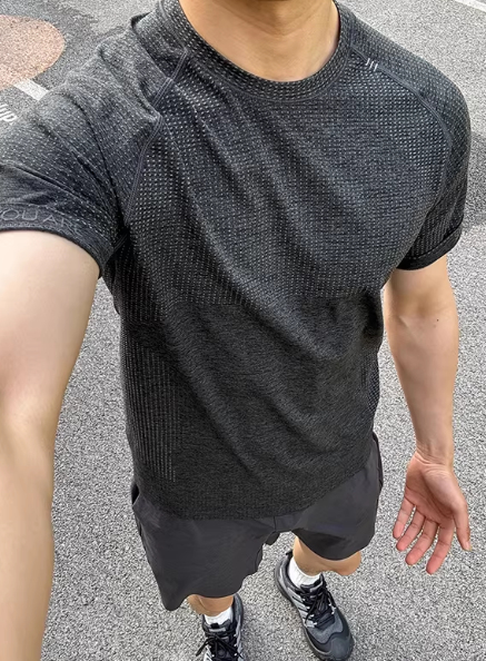 Tight fitting men's short sleeves